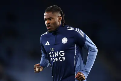 Caleb Okoli si allena con la divisa del Leicester