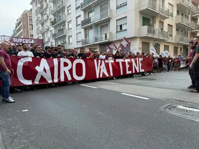 striscione cairo vattene marcia di protesta