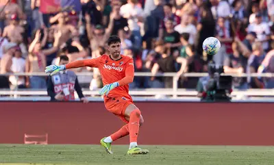 Federico Ravaglia portiere Bologna rinvio con i piedi