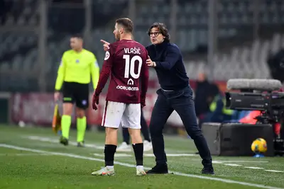 TORINO, ITALIA – 24 GENNAIO: Paolo Vanoli, allenatore del Torino, dà indicazioni a Nikola Vlasic durante la partita di Serie A tra Torino e Cagliari allo Stadio Olimpico Grande Torino il 24 gennaio 2025 a Torino, Italia. (Foto di Valerio Pennicino/Getty Images)