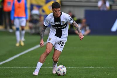 Dennis Man of Parma Calcio in action during the Serie A match between Parma and Como at Stadio Ennio Tardini on May 03, 2025 in Parma, Italy.