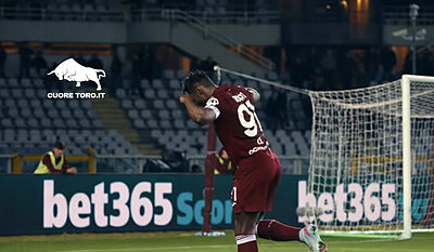 Duvan Zapata, esultanza sotto la Curva Maratona