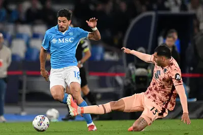 Napoli Torino, Giovanni Simeone contrastato da Guillermo Maripan