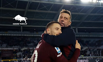 Abbraccio tra Nikola Vlasic e Roberto D'Aversa