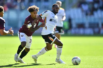 Torino Lecce, Valentino Lazaro contrasta Lassana Coulibaly