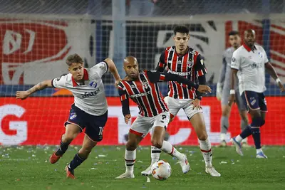 Jeremia Recoba of Nacional and Lucas Moura of Sao Paulo battle for the ball during the Copa CONMEBOL Libertadores 2024 Round of 16 second leg match between Nacional and Sao Paulo at Gran Parque Central on August 15, 2024 in Montevideo, Uruguay.