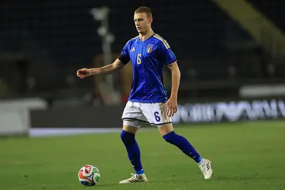 Pietro Comuzzo in azione con la maglia della Nazionale