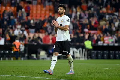 Eray Comert in azione con la maglia del Valencia