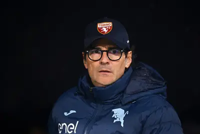 Paolo Vanoli, allenatore del Torino, osserva il campo prima della partita di Serie A tra Bologna e Torino allo Stadio Renato Dall'Ara il 14 febbraio 2025 a Bologna, Italia. (Foto di Alessandro Sabattini/Getty Images)