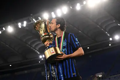Matteo Darmian con la Coppa Italia - Inter