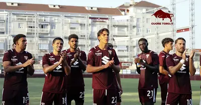 Applauso al Filadelfia: Adams, Coco, Simeone, Casadei, Vlasic, Dembele