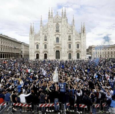 Scudetto Inter, assembramenti in piazza Duomo in barba alle norme anti-Covid