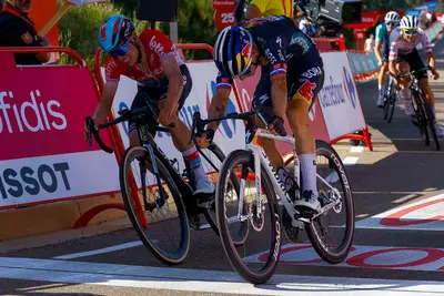 Primož Roglič vince allo sprint ristretto su Lennert Van Eetvelt nella quarta tappa della Vuelta a España 2024 © SprintCylcing via X