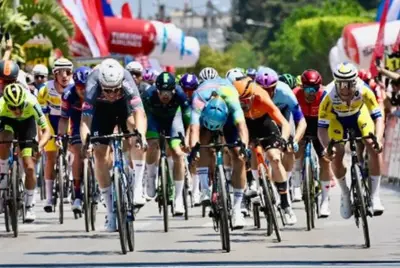 Simon Dehairs (sinistra) batte Malucelli e vince la prima tappa del Giro di Turchia 2025 (©tourofturkiye)