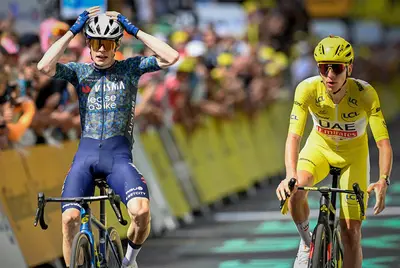 Jonas Vingegaard incredulo, ha battuto Tadej Pogacar a Le Lioran © Visma-Lease a Bike