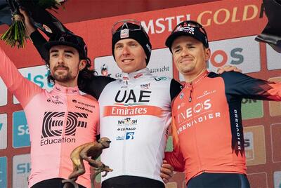 Tadej Pogacar tra Ben Healy e Tom Pidcock sul podio dell'Amstel Gold Race 2023 © UAE Team Emirates - Fizza