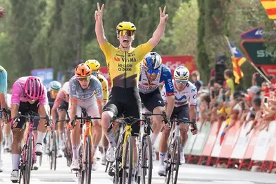 Matthew Brennan vince a Roquetes ©La Vuelta