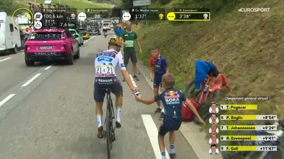 Remco Evenepoel passa la borraccia a un bambino sul Tourmalet prima di ritirarsi dal Tour de France 2025 ©La Flamme Rouge via X, screen da EuroSport