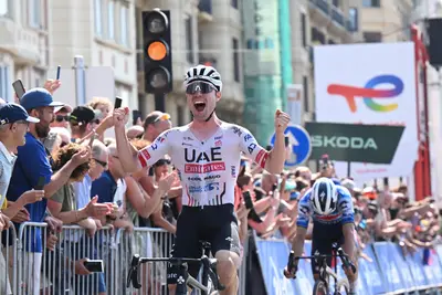 Marc Hirschi batte allo sprint Julian Alaphilippe sul traguardo di San Sebastian © Sprintcycling