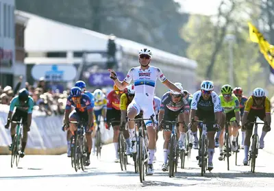 Tim Merlier esulta sul traguardo si Schoten (© Getty Images)