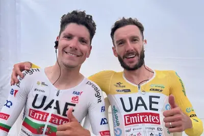 João Almeida con Adam Yates nel riscaldamento ©UAE Team Emirates via IG