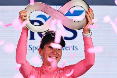 Elisa Longo Borghini sul podio finale del Giro d'Italia ©UCI Cycling