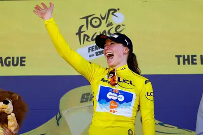 Charlotte Kool sul podio della prima tappa del Tour de France Femmes avec Swift©dsmfirmpostnl via X