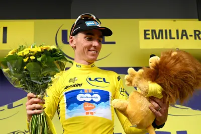 Al suo ultimo Tour de France, Romain Bardet ha indossato la prima Maglia Gialla dell'edizione 2024 © via X @UCI_cycling