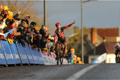 Eli Iserbyt vince l'Urban Cross di Kortrijk ©Pauwels Sauzen-Bingoal-Photopress