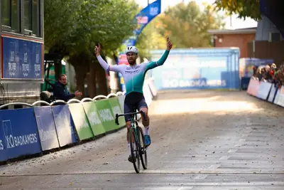 Joris Nieuwenhuis sul traguardo della tappa di Lokere del X2O Trofee 2025 © Veldritkrant / Bram van Lent via X