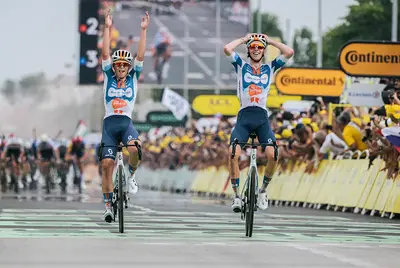 Romain Bardet e Frank van den Broek in parata all'arrivo di Rimini © Tour de France