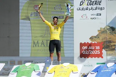 Hamza Amari festeggia il successo finale al Tour d'Algèrie 2025 © Madar Pro Cycling