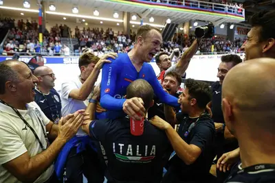 Jonathan Milan festeggiato dai compagni della nazionale maschile ai Mondiali di Ballerup 2024 ©Federciclismo