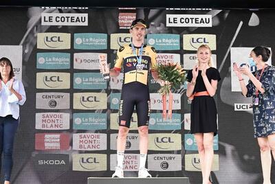Cristophe Laporte sul podio per la vittoria di tappa © ASO
