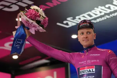 Tim Merlier vince la tappa e veste la Maglia Ciclamino © Giro d'Italia