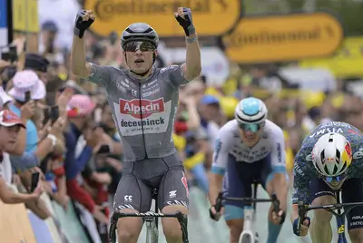 Jasper Philipsen vince a Pau davanti a Wout van Aert © Tour de France