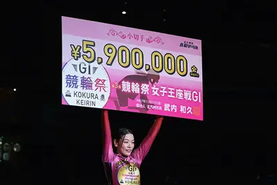 Mina Sato con il premio per aver completato il Grande Slam 2025 ©Chari Roto