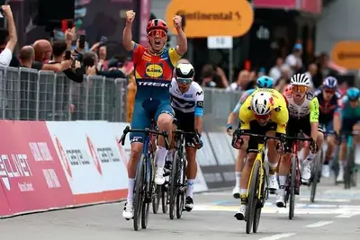 Mads Pedersen esulta sul traguardo della prima tappa del Giro d'Italia 2025 © CyclingNews / GettyImages