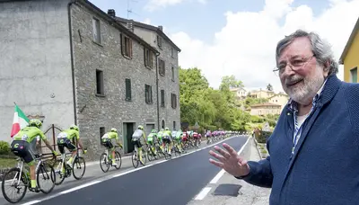 Il Maestrone vede passare il Giro d'Italia a Pavana nel 2016 @ ANSA - Claudio Peri