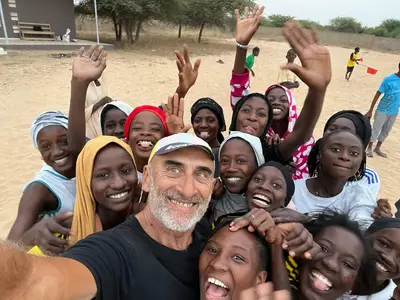 Roberto Peia con alcuni ragazzi e ragazze in Senegal © Roberto Peia