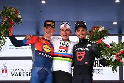 Tadej Pogačar sul podio della Tre Valli Varesine con Albert Philipsen e Julien Alaphilippe ©Getty Images