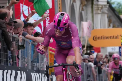Mads Pedersen esulta sul traguardo della tredicesima tappa del Giro d'Italia © Giro d'Italia / LaPress