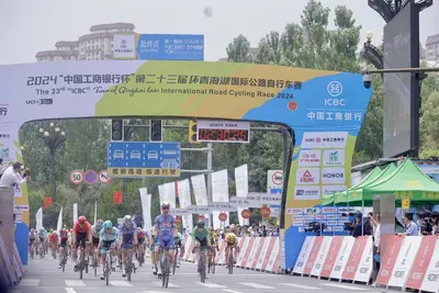 La volata di Plowright su Zanoncello nella prima tappa del Tour of Qinghai Lake 2024 ©TDQL_Official via X