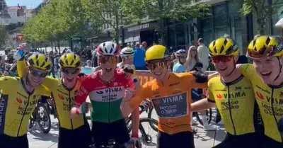 La festa della Visma-Lease a Bike dopo la vittoria di Brennan al Tour of Norway (@tourofnorway, via X)