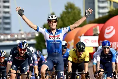Tim Merlier esulta per la vittoria nella quinta tappa del Tour de Pologne 2024