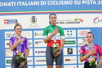 Rachele Barbieri (Fiamme Oro) vince la corsa a punti ai campionati italiani su pista 2026 su Matilde Vitillo (Liv-Alula-Jayco) e Sara Fiorin (Laboral Kutxa Fundación Euskadi), terza ©Velodromo Francone