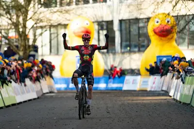 Michael Vanthourenhout vince a Bruxelles © Veldritkrant / TFoto via X