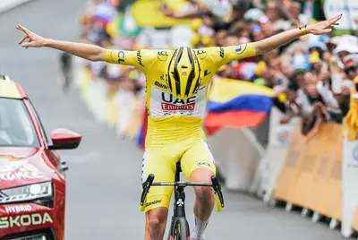 Un altro inchino per Tadej Pogacar sulle strade del Tour de France © Tour de France