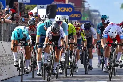 La volata vinta da Zanoncello su Malucelli nella prima tappa del Giro d'Abruzzo 2024 ©Sprint Cycling