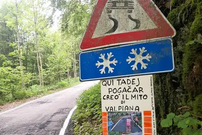 Il cartello comparso a omaggiare Tadej Pogacar a Valpiana © Facebook